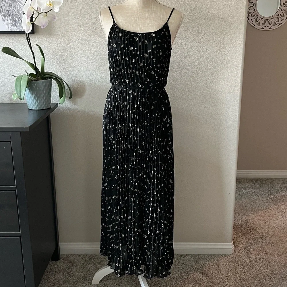 H&M floral pleated dress - Picture 2 of 7